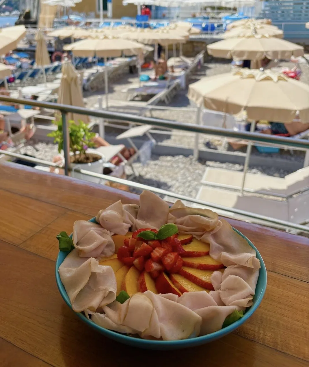 Insalata con fesa di tacchino, pesca e fragole