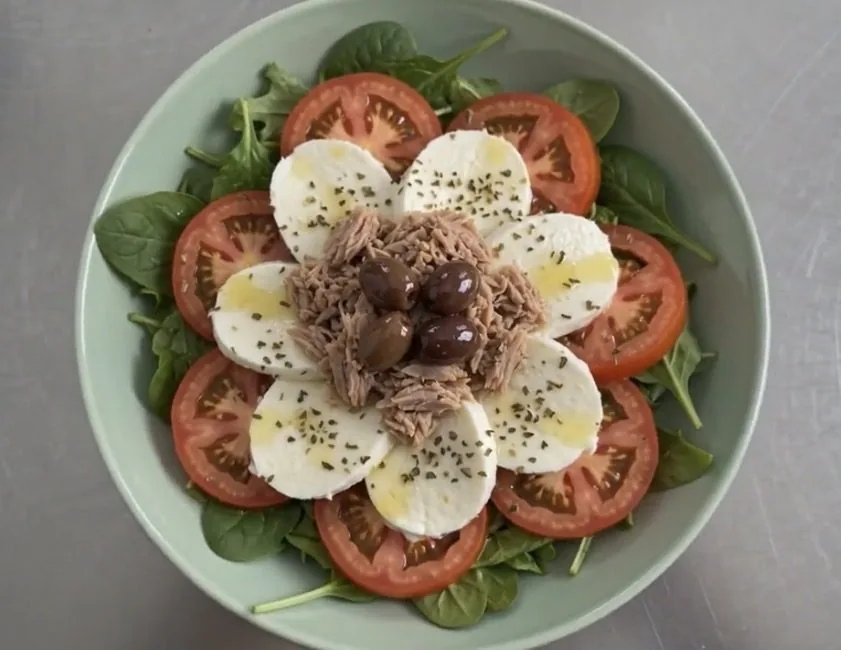 Misticanza con mozzarella, tonno e olive