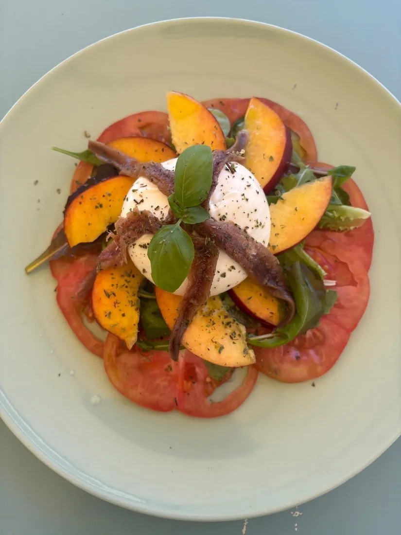 Burrata con pomodori, pesche e acciughe