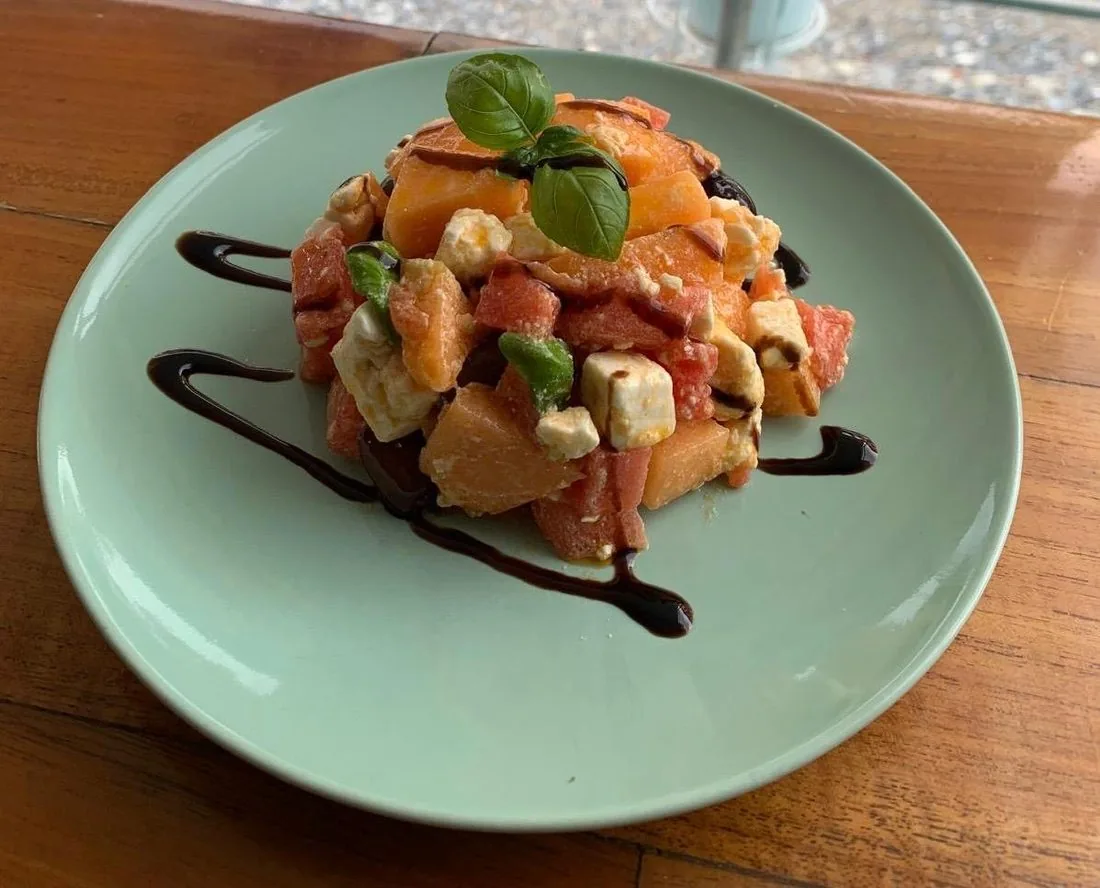 Insalata di frutta fresca con feta greca