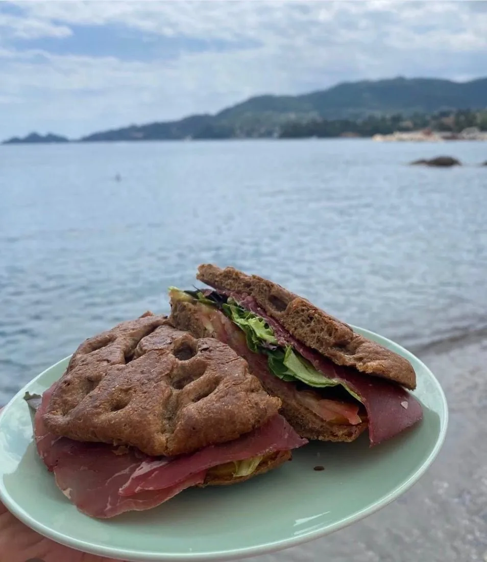 Focaccina nera con bresaola e Philadelphia